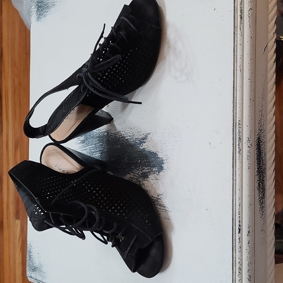 TORRID Women's Black Faux Suede Peep Toe Heels Lace Up Laser Cut Size 10W EUC - Picture 7 of 10